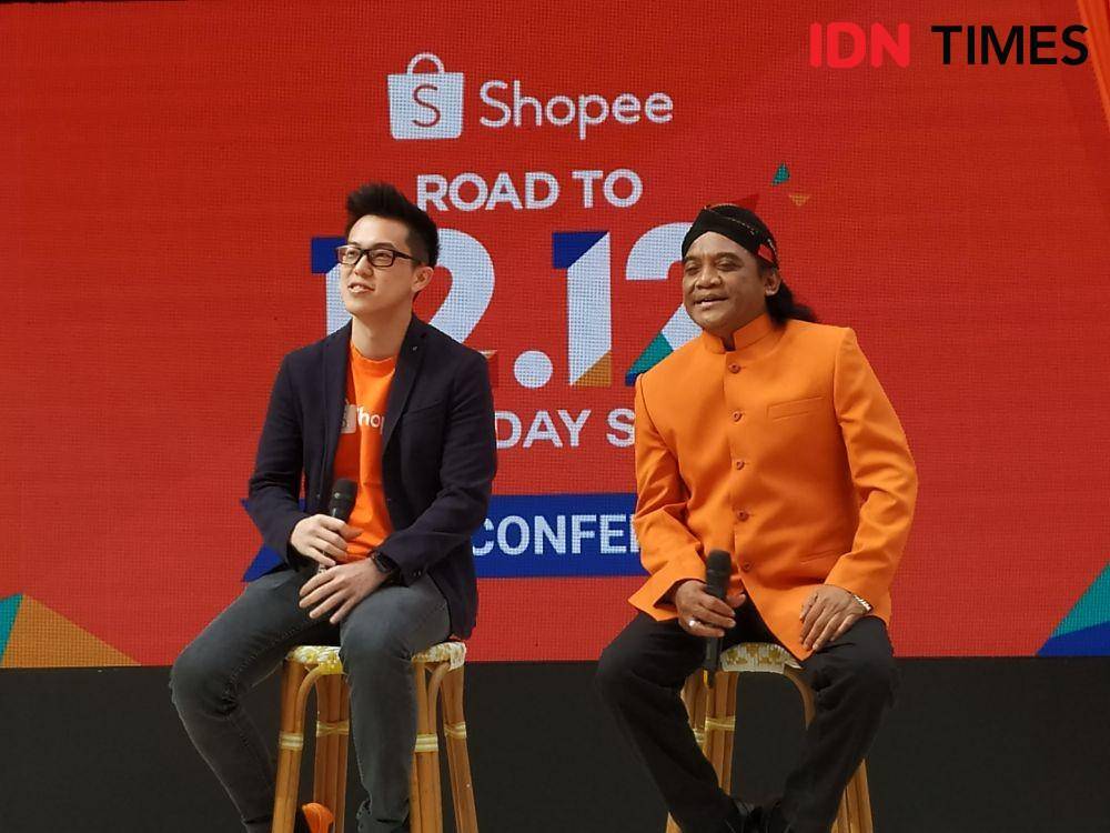 (ki-ka) Direktur Shopee Indonesia, Handhika Jahja dan Brand Ambassador Shopee, Didi Kempot dalam press conference Shopee 12.12 Birthday Sale di Jakarta. 6 Desember 2019. IDN Times/Nadia Umara