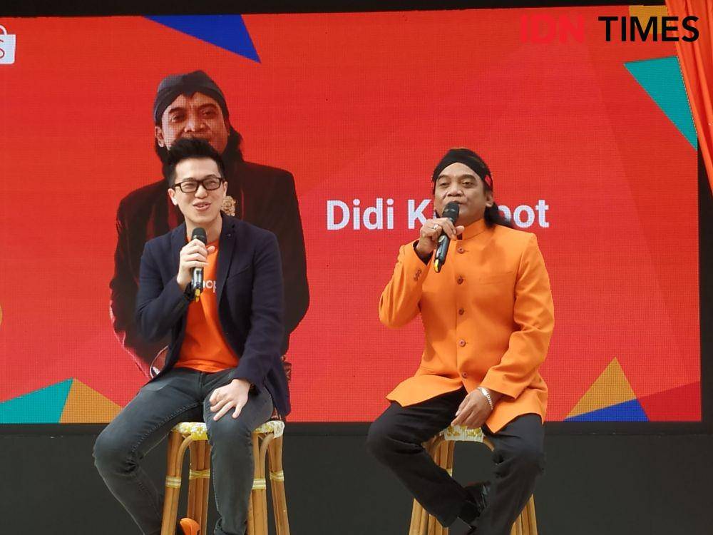 (ki-ka) Direktur Shopee Indonesia, Handhika Jahja dan Brand Ambassador Shopee, Didi Kempot dalam press conference Shopee 12.12 Birthday Sale di Jakarta. 6 Desember 2019. IDN Times/Nadia Umara