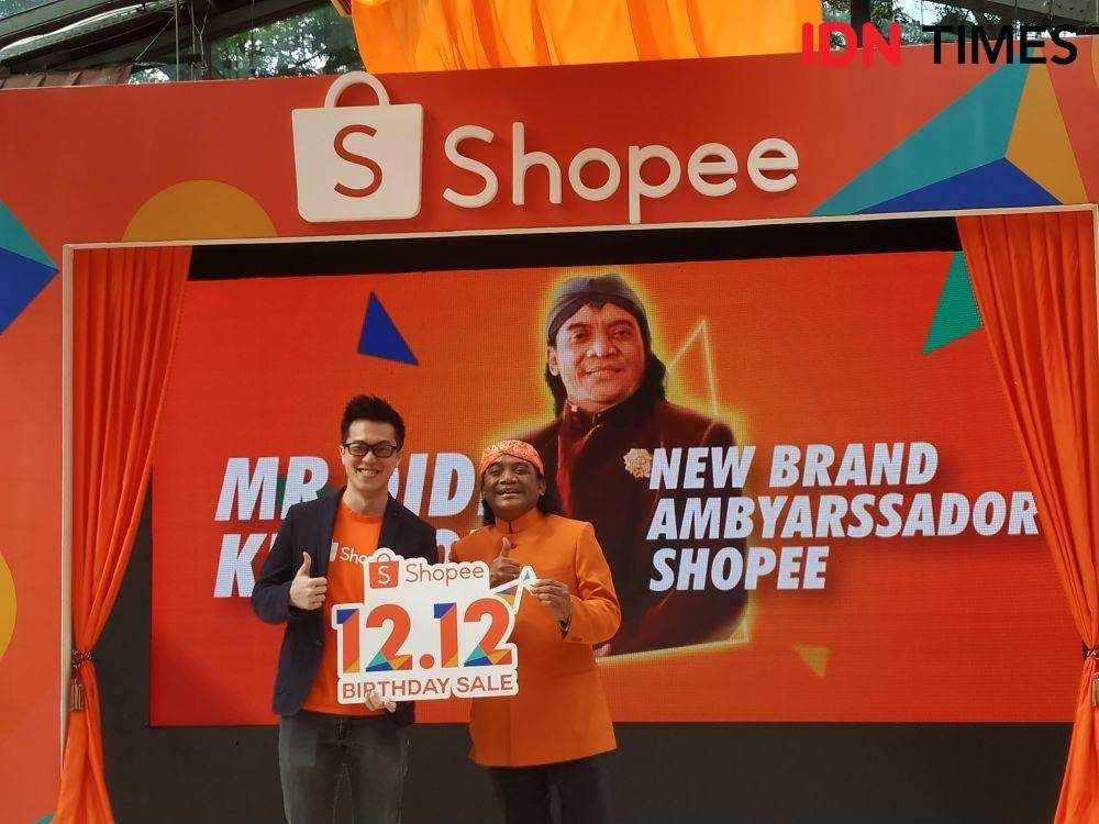 (ki-ka) Direktur Shopee Indonesia, Handhika Jahja dan Brand Ambassador Shopee, Didi Kempot dalam press conference Shopee 12.12 Birthday Sale di Jakarta. 6 Desember 2019. IDN Times/Nadia Umara