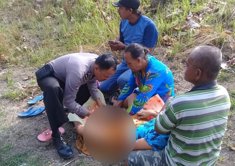 Ipda BJ Handoko saat membantu proses persalinan. IDN Times/Istimewa