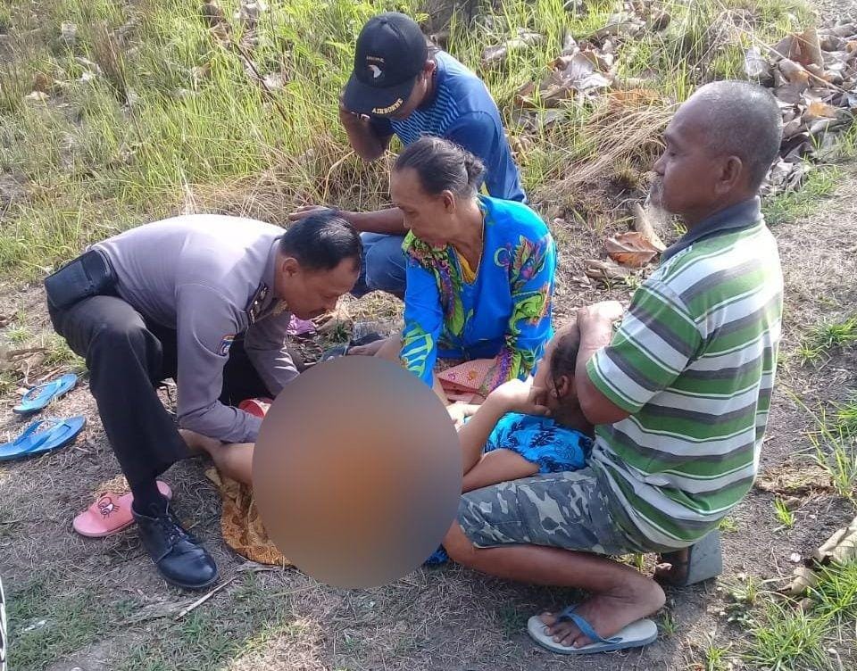 Ipda BJ Handoko saat membantu proses persalinan. IDN Times/Istimewa