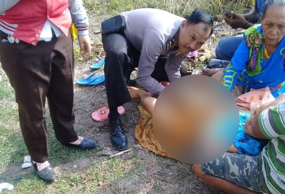 Ipda BJ Handoko saat membantu proses persalinan. IDN Times/Istimewa