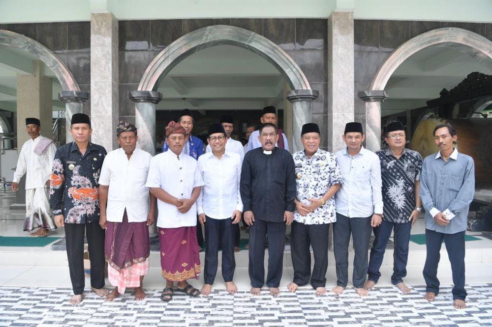 Menteri Desa, Pembangunan Daerah Tertinggal, dan Transmigrasi Indonesia, Abdul Halim Iskandar foto bersama tokoh agama Desa Balun. IDN Times/Imron