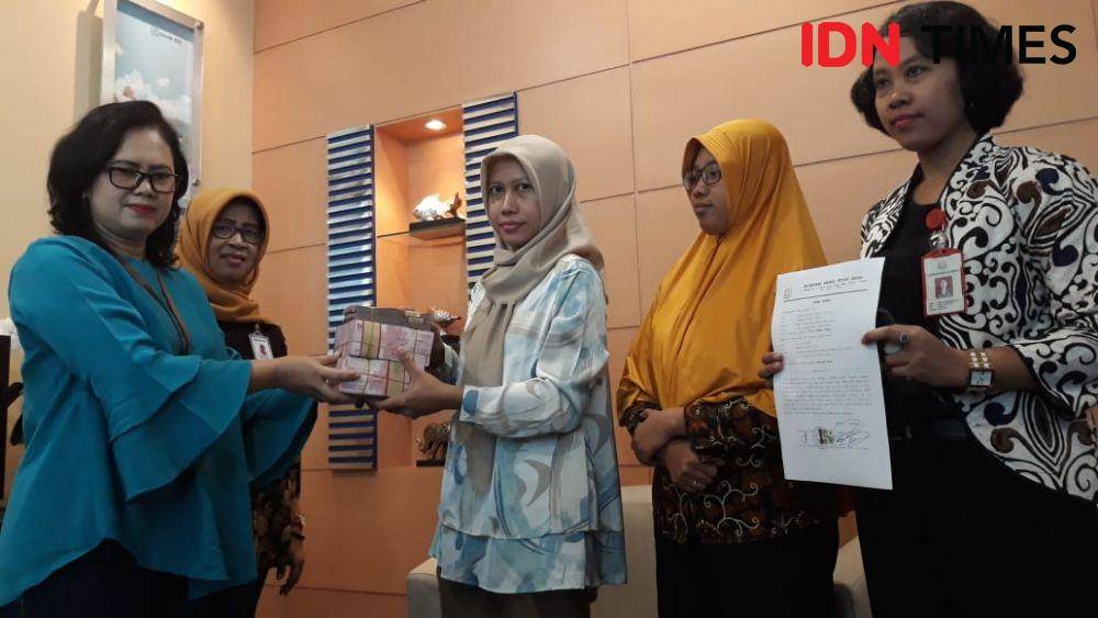 Penyidik Kejari Kulon Progo sita uang hasil korupsi dana desa. IDN Times/Daruwaskita