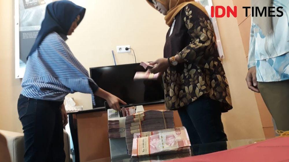 Penyidik Kejari Kulon Progo sita uang dugaan korupsi dana desa. IDN Times/Daruwaskita
