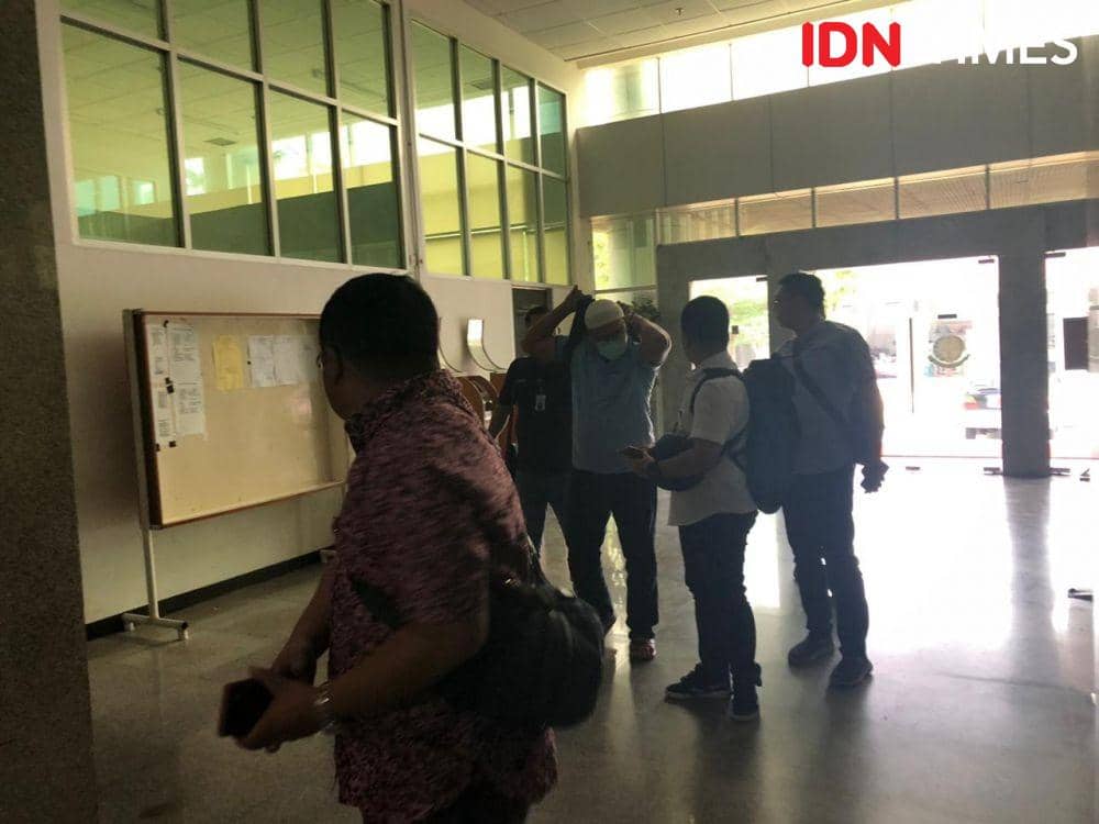 Deddy Zatta terdiam saat diwawancarai awak media (IDN Times/Rangga Erfizal)