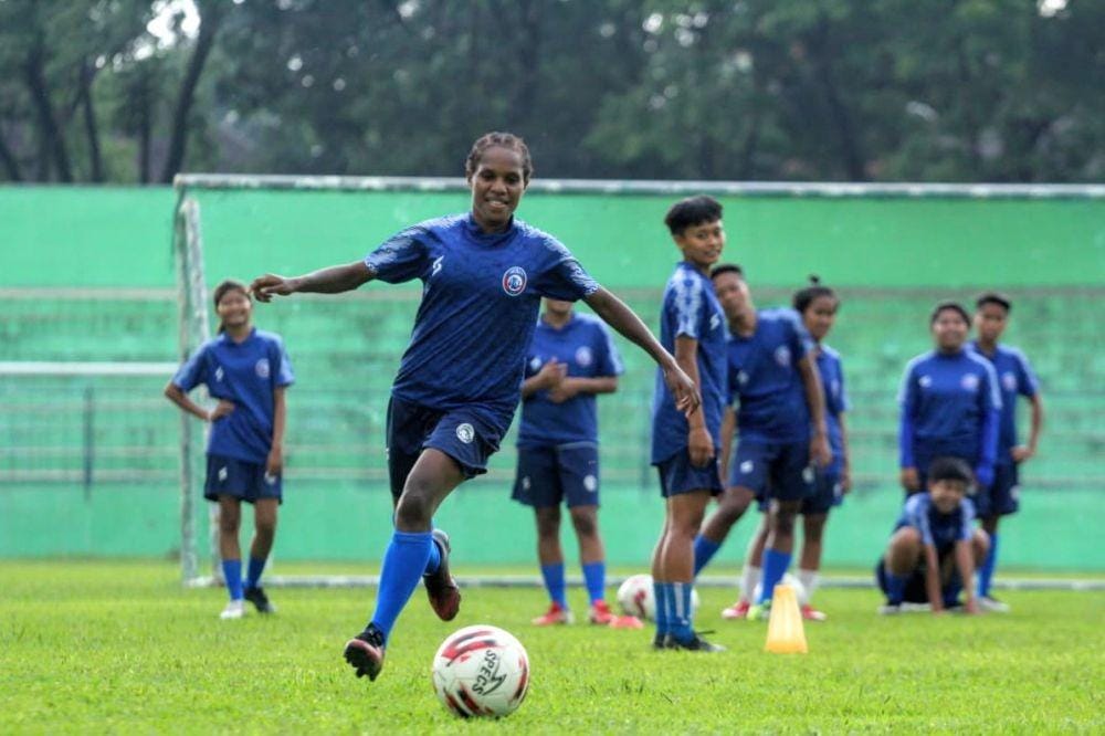 Para pemain Arema FC putri saat berlatih jelang leg kedua semifinal Liga 1 Putri di Stadion Gajayana, Jumat (6/12/2019). IDN Times/ Alfi Ramadana