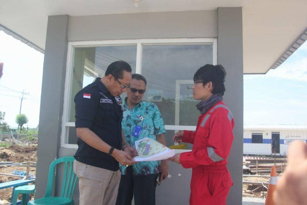 Kepala Dinas ESDM Provinsi Jawa Timur Setiajit, saat meninjau lokasi pembangunan kilang minyak Pertamina di Tuban. IDN Times/Istimewa