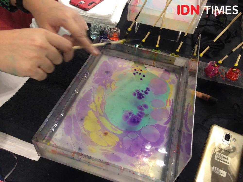 Marbling art. 6 Desember 2019. IDN Times/M. Tarmizi Murdianto