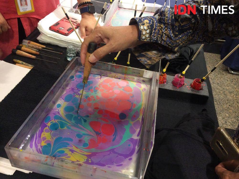 Marbling art. 6 Desember 2019. IDN Times/M. Tarmizi Murdianto