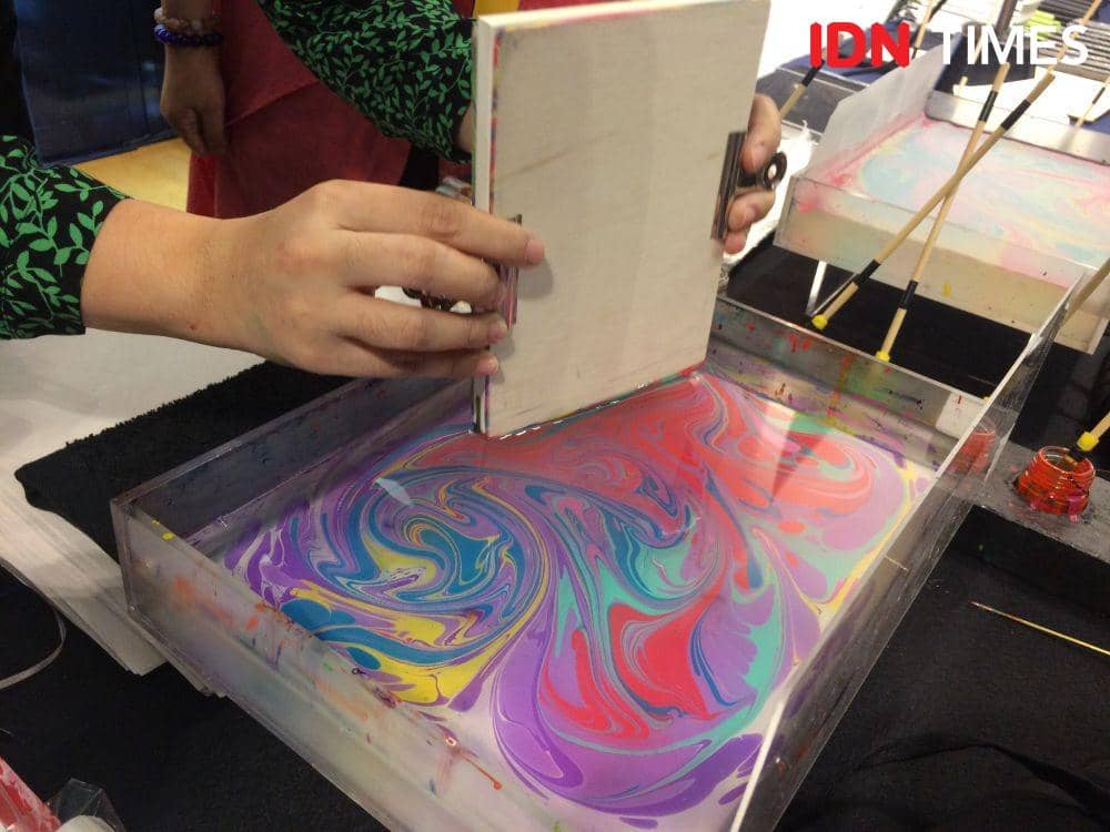 Marbling art. 6 Desember 2019. IDN Times/M. Tarmizi Murdianto