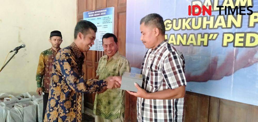 Penyerahan kotak tempat donasi bagi warga mampu membantu warga yang miskin yang disalurkan melalui WKSBM Amanah. IDN Times/Daruwaskita