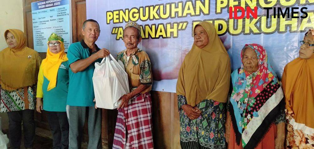 Penyaluran bantuan WKSBM Amanah atasi kemiskinan di Dusun Jodog Desa Gilangharjo. IDN Times/Daruwaskita