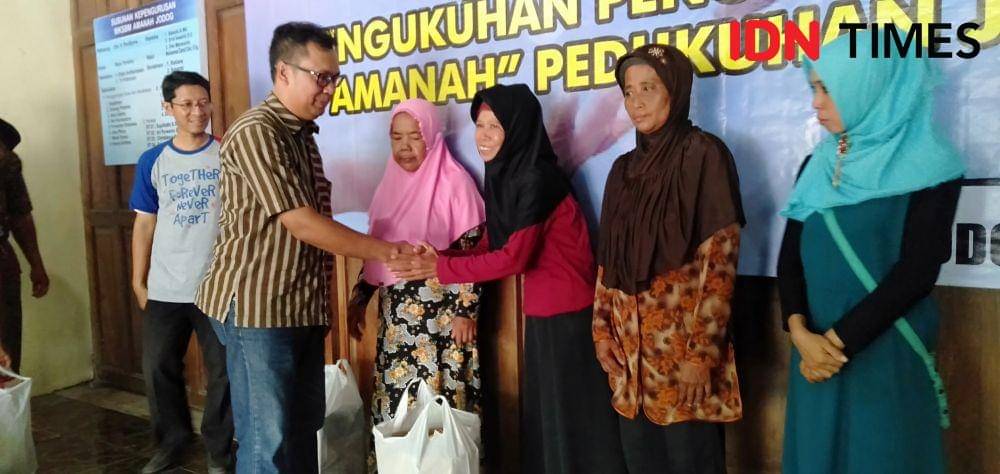 Warga miskin terima bantuan dari WKSBM Amanah Dusun Jodog. IDN Times/Daruwaskita