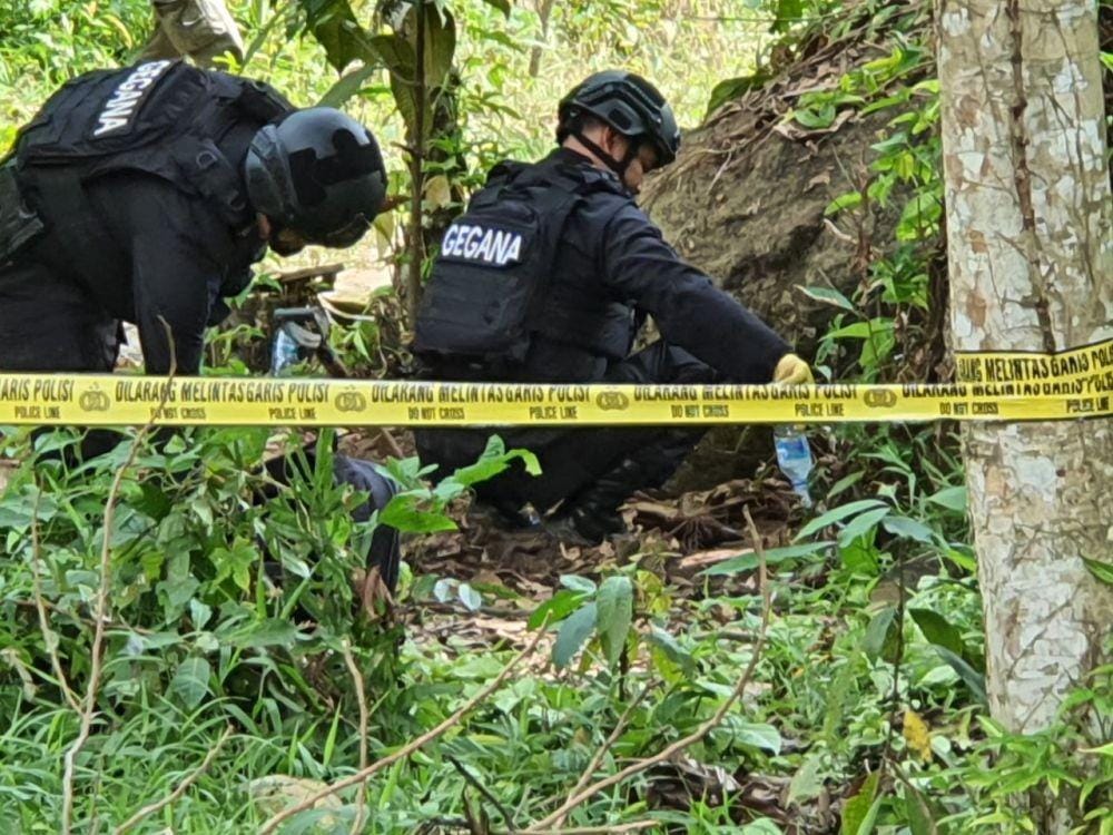 Tim Gegana Polda Sulsel saat mengevakuasi mortir dari lingkungan warga di Kelurahan Lattupa, Kecamatan Mungkajang, Kota Palopo, Jumat (6/12) / Istimewa