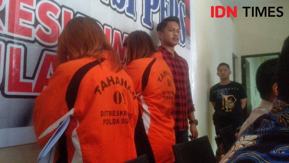 Dua tersangka penipuan bermodus investasi arisan online dalam ekspos di Mako Polda Sulsel (IDN Times/Sahrul Ramadan)