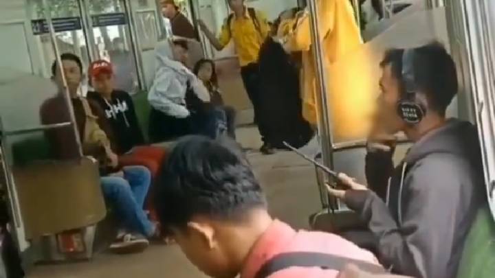 Tangkapan layar penumpang KRL Tanah Abang - Rangkas Bitung yang merokok di dalam kereta (Instagram/Jktinfo)