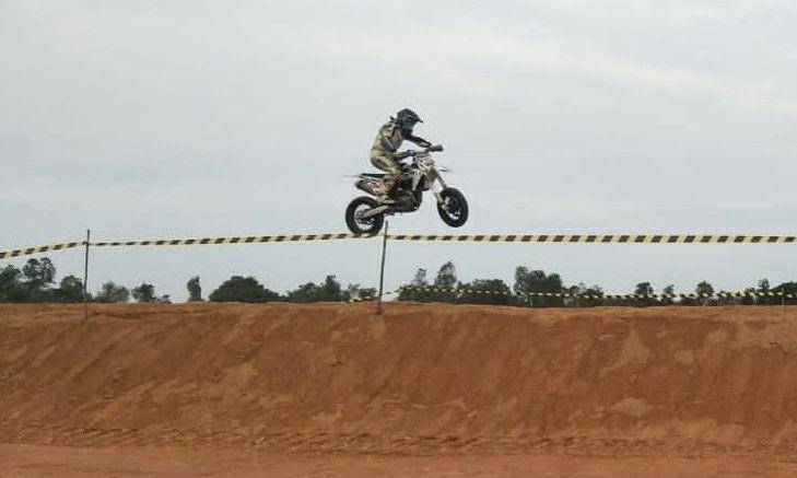 Salah satu peserta  Muba Internasional Supermoto saat menjajal medan di Sirkuit Internasional Skyland, Muba, Jumat (6/12)/IDN Times/Istimewa