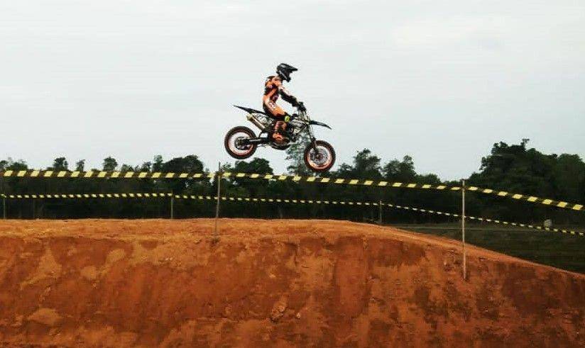 Salah satu peserta Muba Internasional Supermoto saat mejajal medan di sirkuit internasional Skyland, Jumat (6/12)/IDN Times/Istimewa