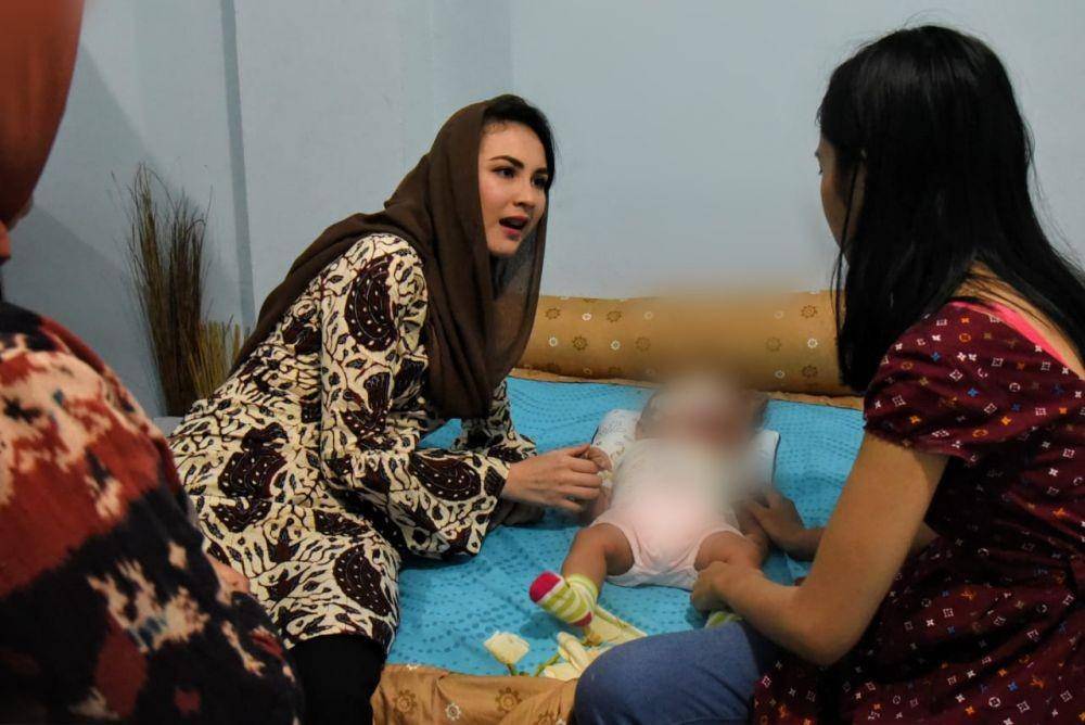Arumi Bachsin (kiri) saat menjenguk bayi Pandhu, Jumat (6/12). Dok.Humas Pemprov Jatim