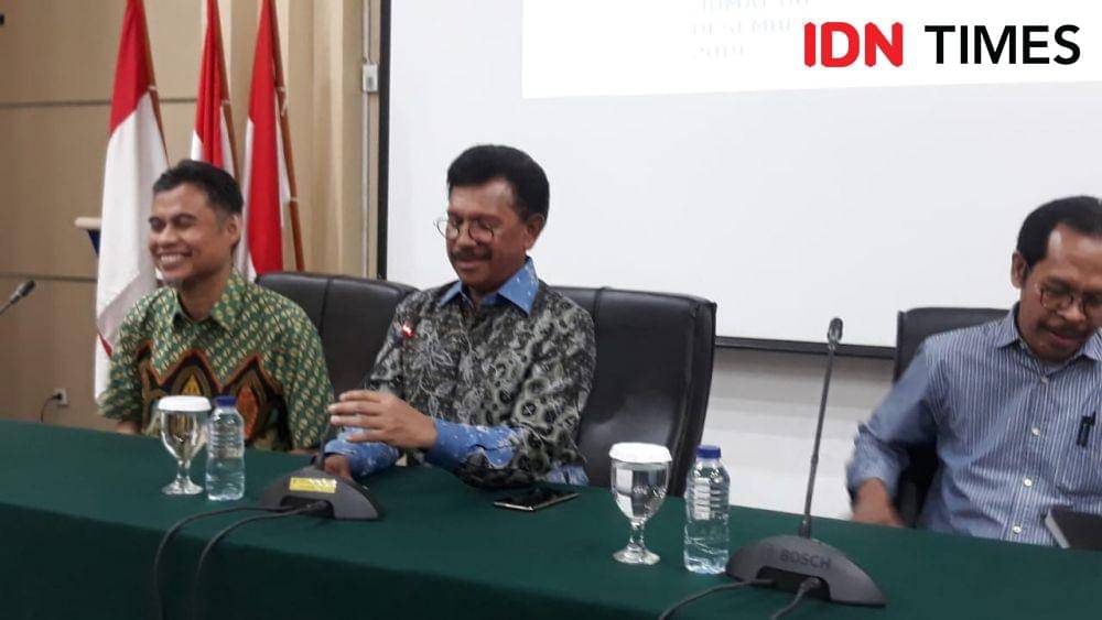 Menkominfo Johnny G Plate memberikan keterangan pers di Kominfo, Jakarta Pusat, Jumat 6 Desember 2019 (IDN Times/Teatrika Handiko Putri)