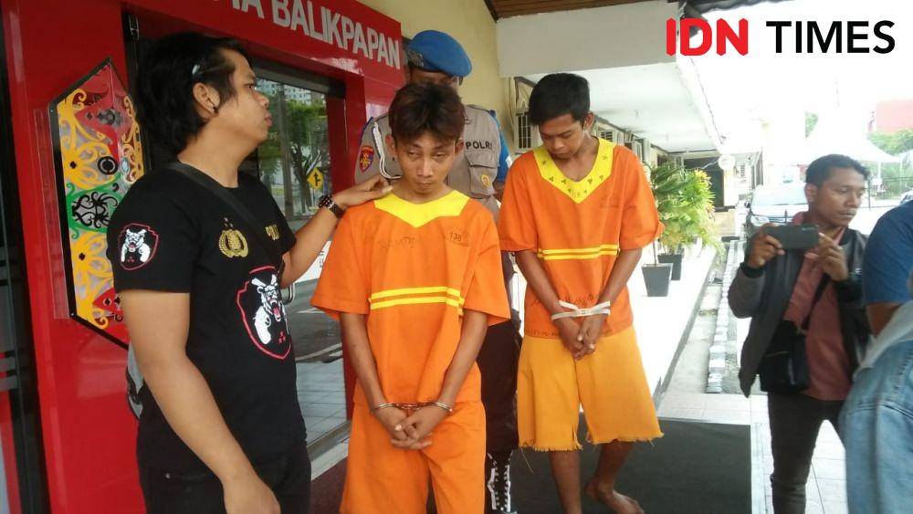 Tersangka Supandi dan Rafly dikawal ketat petugas kepolisian di Mapolresta Balikpapan. IDN Times/Surya Aditya