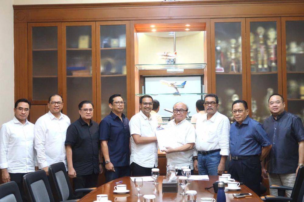 Dewan Komisaris Garuda serahkan SK pengangkatan Fuad Rizal jadi Plt Dirut Garuda (Dok istimewa)