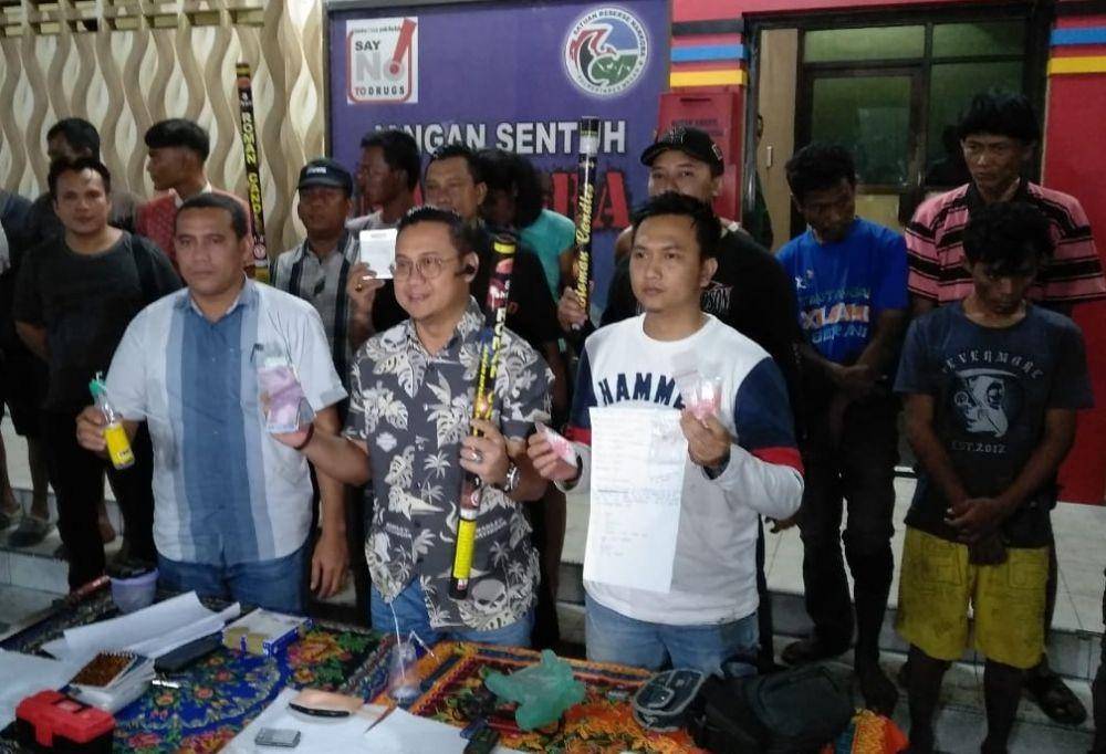 Kasat Narkoba Polrestabes Medan AKBP Raphael Sandy Cahya Priambodo (tengah) menunjukkan barang bukti hasil penggerebekan di gedung Satres Narkoba (Dok.IDN/istimewa)