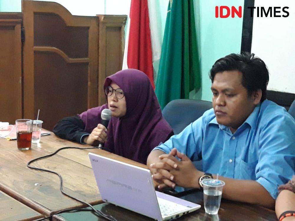 Yuli Riswati (kiri) bersama kuasa hukumnya Habibus Shalihin, Jumat (6/12). IDN Times/Fitria Madia