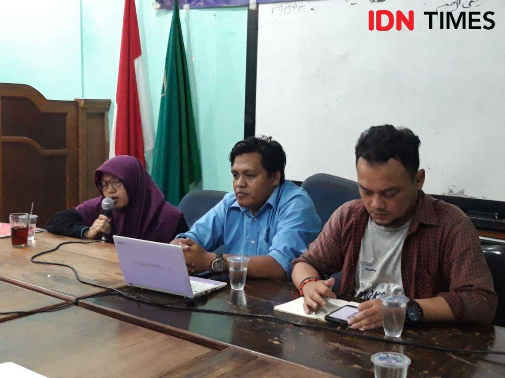 Yuli Riswati (kiri) bersama kuasa hukumnya Habibus Shalihin, Jumat (6/12). IDN Times/Fitria Madia