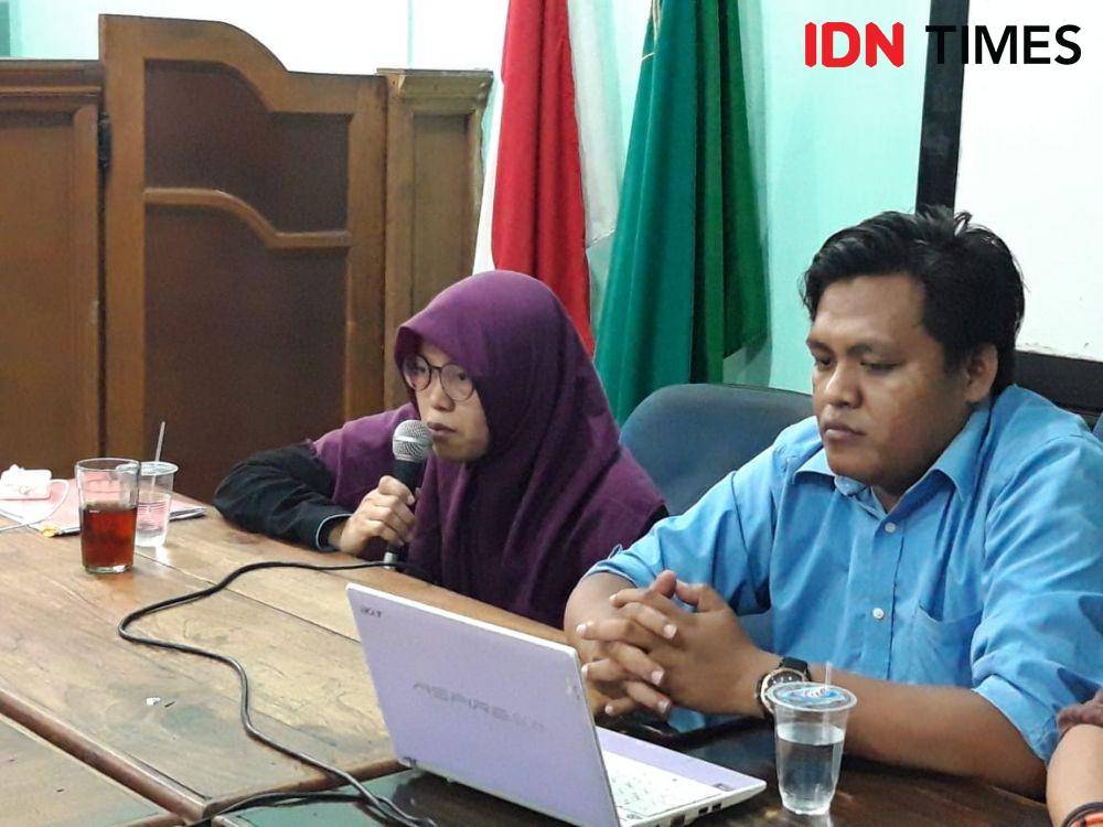 Yuli Riswati (kiri) bersama kuasa hukumnya Habibus Shalihin, Jumat (6/12). IDN Times/Fitria Madia