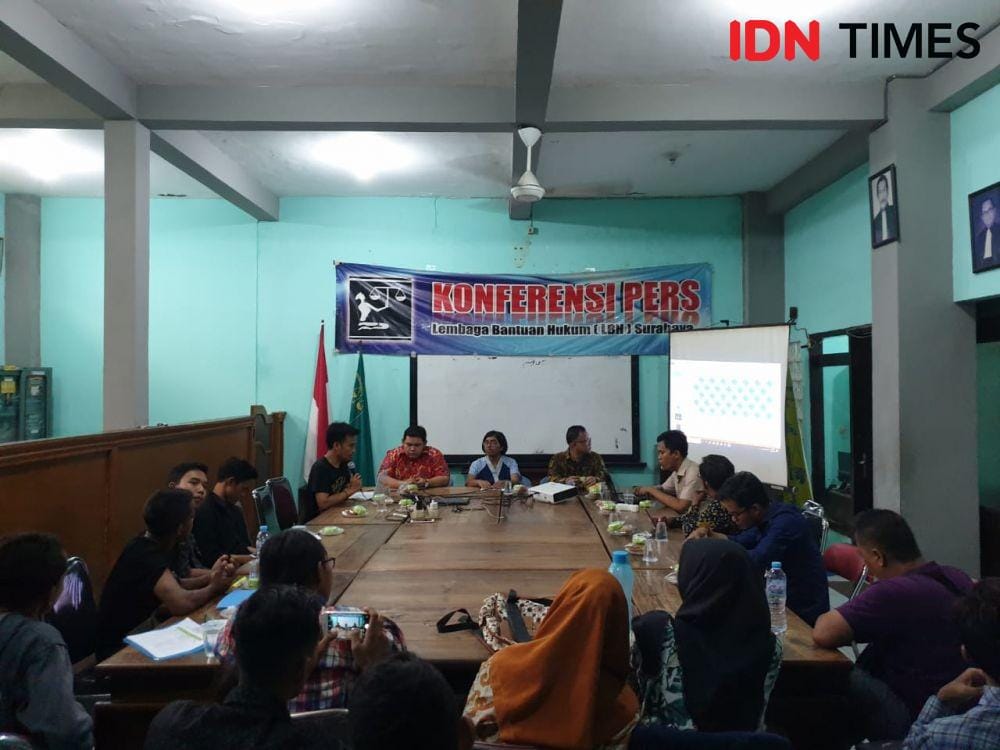 Diskusi dengan YLBHI dan Komnas HAM di LBH Surabaya (IDN Times/Vanny El Rahman)