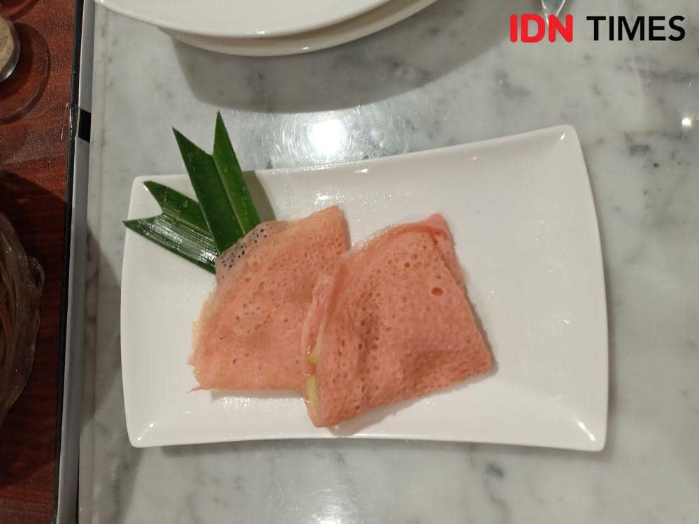 Dadar gulung isi apel. IDN Times/Dhiya Awlia.A