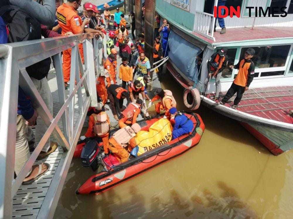 Tim saat melakukan evakuasi jasad korban tenggelam (IDN Times/Yuda Almerio)