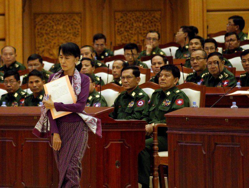 Aung San Suu Kyi berjalan untuk mengambil sumpah di parlemen majelis rendah di Naypyitaw, Myanmar, pada 2 Mei 2012. ANTARA FOTO/REUTERS/Soe Zeya Tun/File Photo/