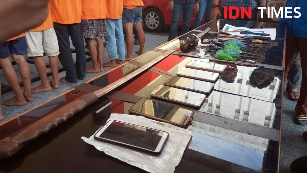 Barang bukti hasil kejahatan komplotan begal sadis dalam eskpos di Mako Polrestabes Makassar, Sabtu (7/12) / Sahrul Ramadan