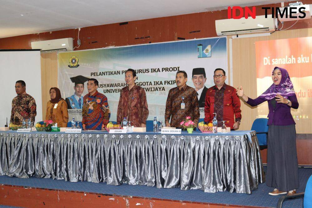 kegiatan pelantikan Pelantikan IKA Prodi FKIP Unsri di Aula FKIP Ogan, Palembang, Sabtu (7/12) (IDN Times/Feny Maulia Agustin)