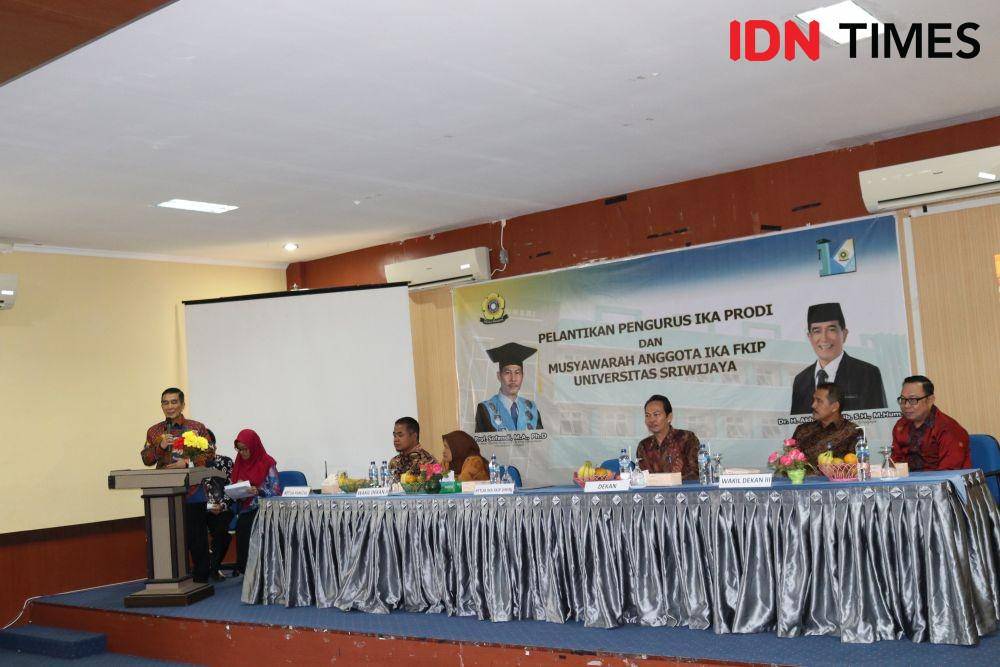 kegiatan pelantikan Pelantikan IKA Prodi FKIP Unsri di Aula FKIP Ogan, Palembang, Sabtu (7/12) (IDN Times/Feny Maulia Agustin)