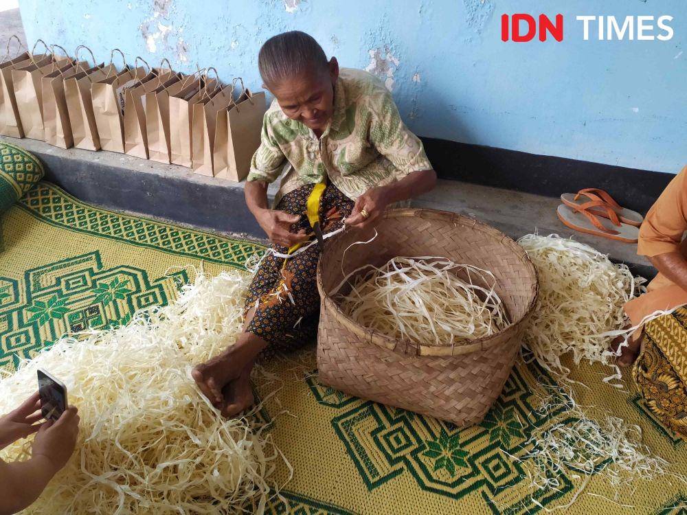 Pengrajin kerajinan berbahan agel di Sentolo, Kulonprogo. IDN Times/ Siti Umaiyah