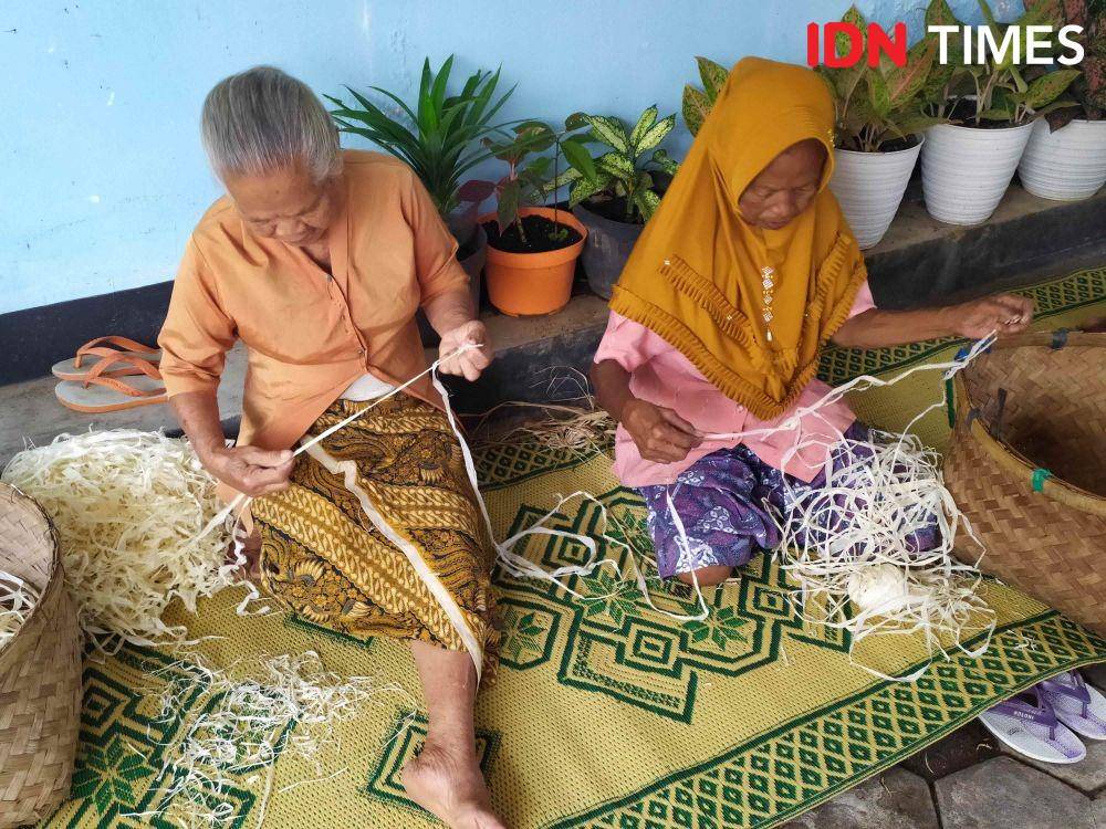 Pengrajin kerajinan berbahan agel di Sentolo, Kulonprogo. IDN Times/ Siti Umaiyah