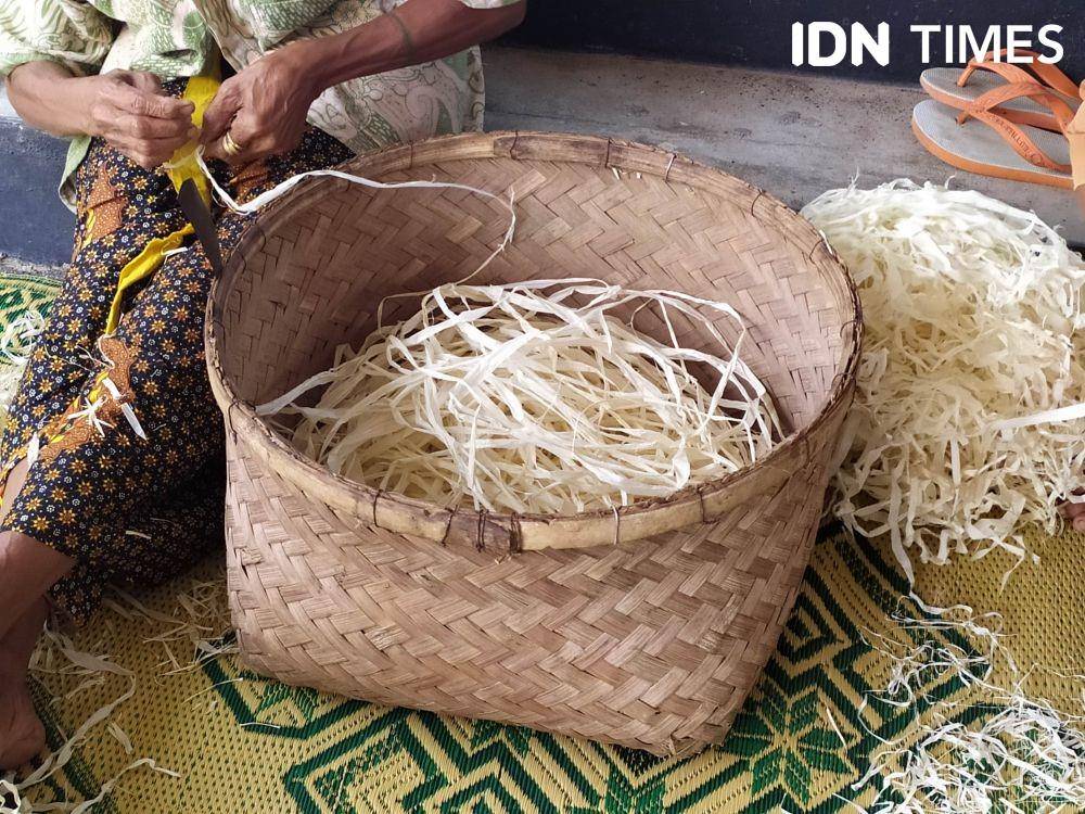 Pengrajin kerajinan berbahan agel di Sentolo, Kulonprogo. IDN Times/ Siti Umaiyah