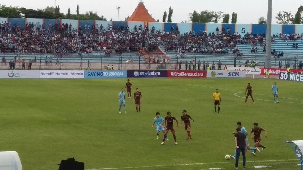 Laga Persela Lamongan vs PSM Makassar yang berakhir dengan skor kemenangan bagi tuan rumah 3-1. IDN Times/Imron