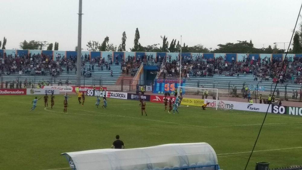 Pertandingan antara Persela Lamongan vs PSM Makassar yang berakhir 3-1 untuk kemenangan tuan rumah. IDN Times/ Imron