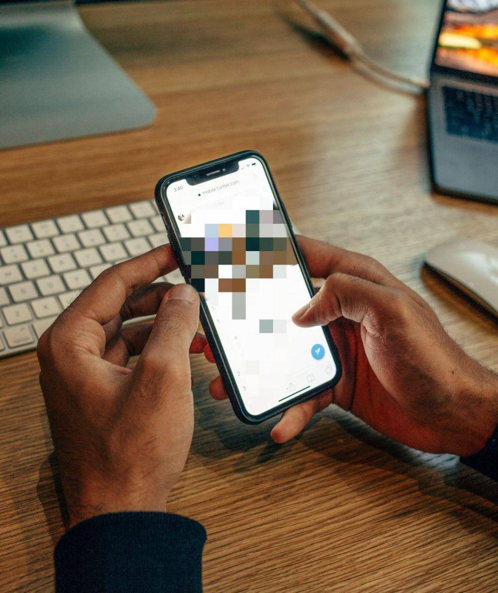 Ilustrasi menonton video mesum (Unsplash.com/Charles)