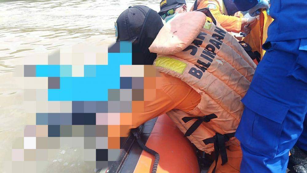 Tim saat melakukan evakuasi jasad korban tenggelam (Dok. Unit Siaga SAR Samarinda)
