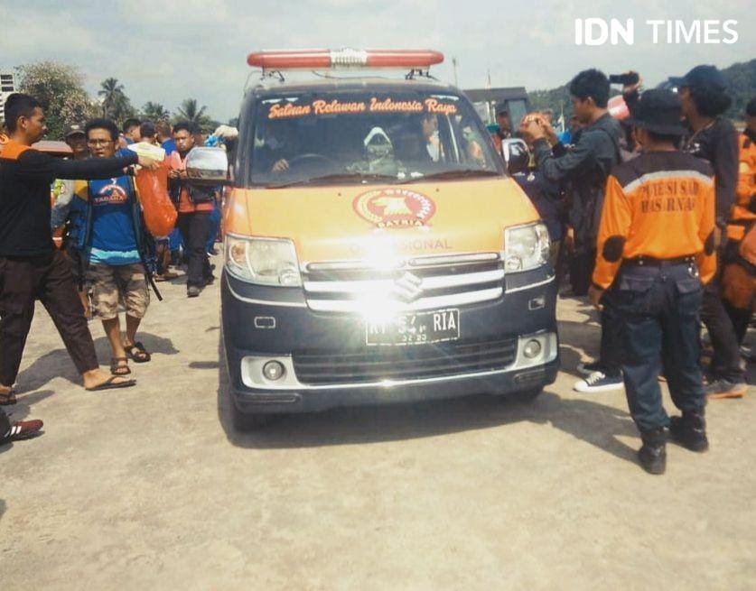 Tim saat melakukan evakuasi jasad korban tenggelam (IDN Times/Yuda Almerio)