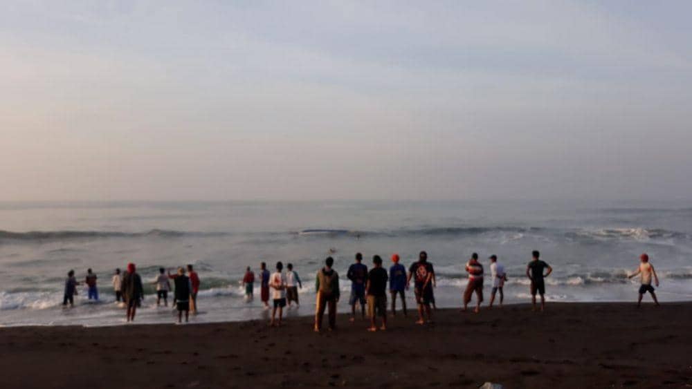 Perahu nelayan di Pantai Baru terbalik diterjang gelombang. IDN Times/Istimewa
