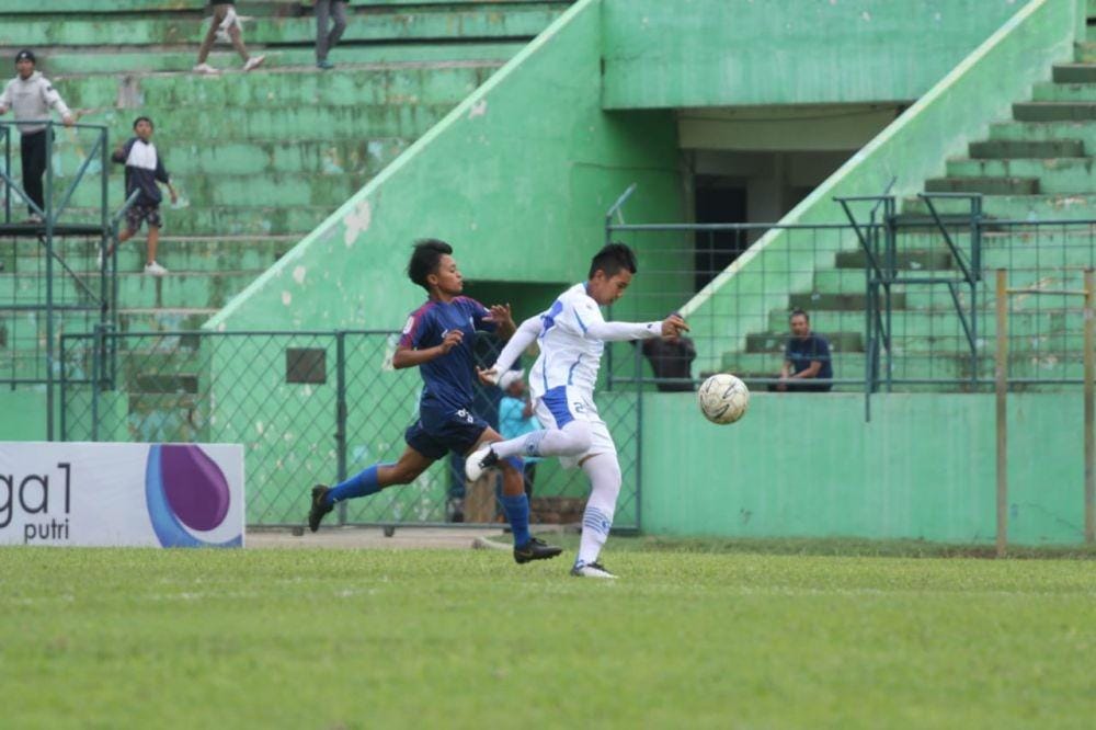 Pemain Arema FC putri berduel dengan pemain Persib putri di Stadion Gajayana, Sabtu (7/12/2019). IDN Times/ Alfi Ramadana