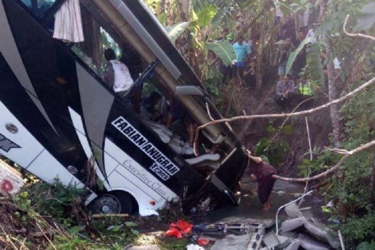 Foto Ilustrasi (Bus Trans Fabian Anugrah yang terjun masuk ke sungai) ANTARA FOTO Jatim