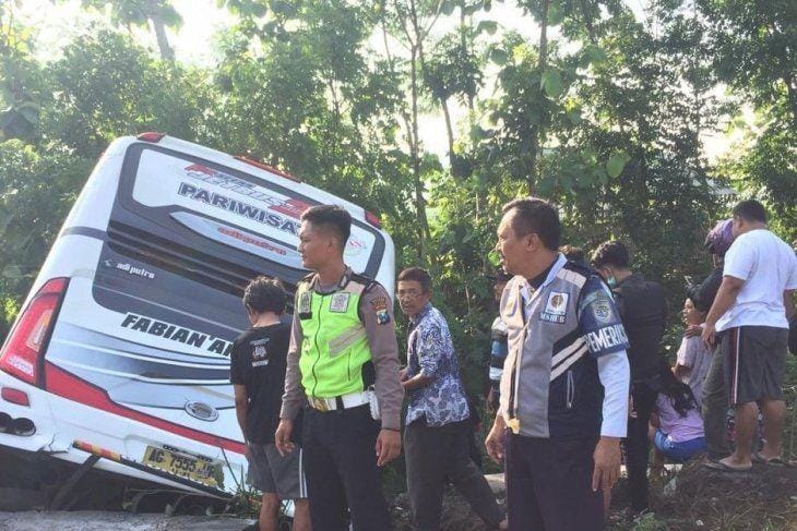 (Bus Fabian Anugrah Trans terjun ke sungai di Blitar) ANTARA FOTO